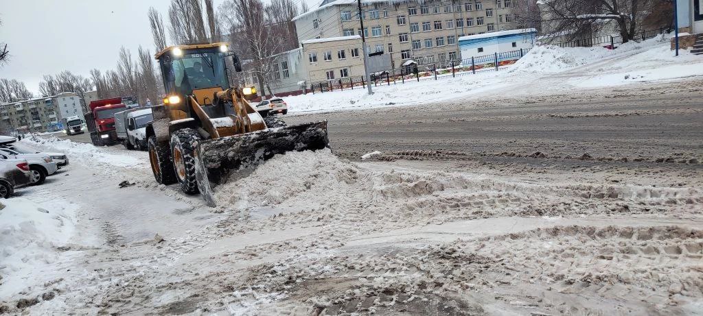 Около 5 тысяч тонн смеси из песка и соли высыпали на саратовские дороги за сутки